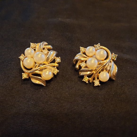 Vintage Trifari pearl and rhinestone earrings - Picture 1 of 2